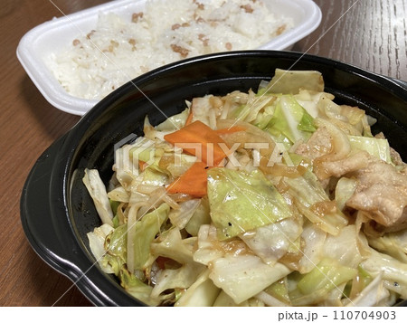 お弁当屋さんで注文した「肉野菜炒め弁当」 110704903