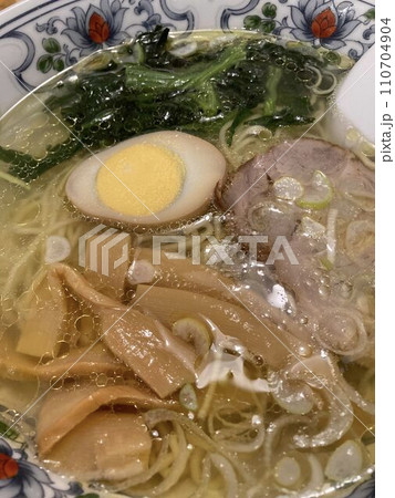 千葉県市川市の地元で有名な人気店で食べる「塩ラーメン」 110704904