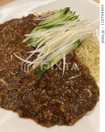 千葉県市川市の地元で有名な人気店で食べる「ジャージャー麺」 110704905