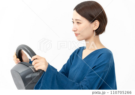 ハンドルを握る女性 110705266