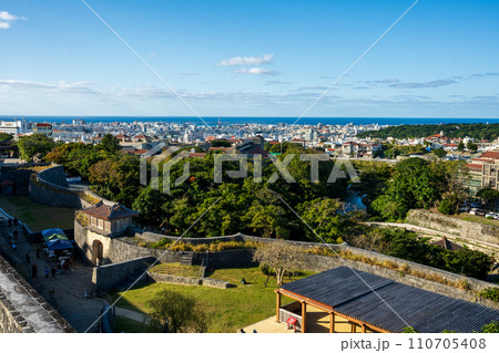 日本の沖縄県那覇市の修復中の首里城の美しい風景 日本の沖縄県那覇市の修復中の首里城の美しい風景 110705408