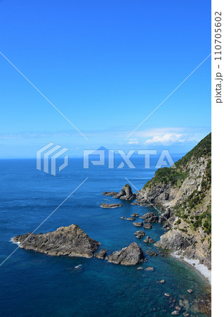 佐多岬から望む開聞岳 110705602