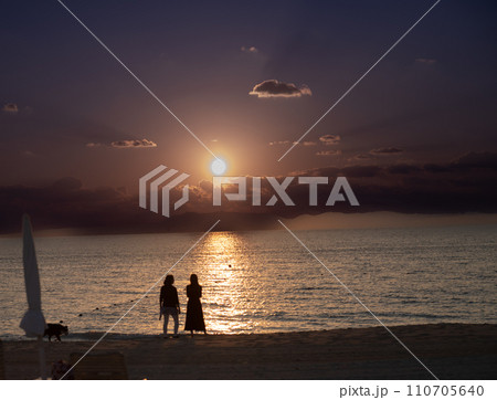 沖縄北部の海岸線に沈む夕日 110705640