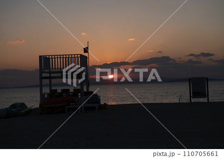 沖縄北部の海岸線に沈む夕日 110705661