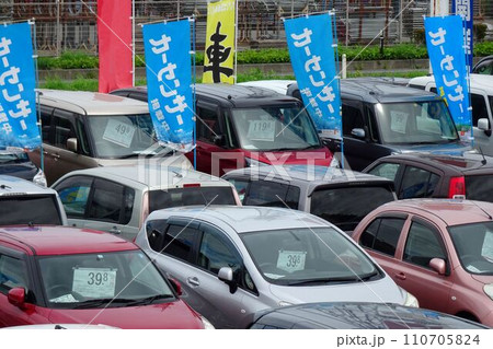 中古車販売店の並ぶ車 110705824