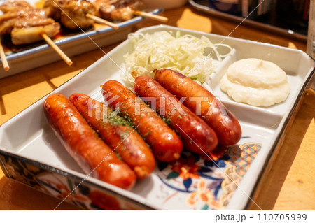 日本の沖縄県の個性的でとても美味しい料理 110705999