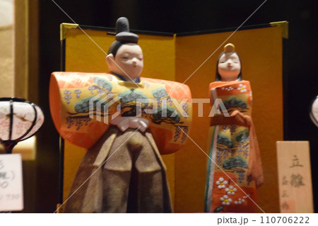 雛人形を飾る～立ち雛／日本人形，お雛様，ひな人形 110706222