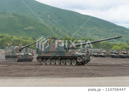 走行する陸上自衛隊99式自走155mm榴弾砲 110706447