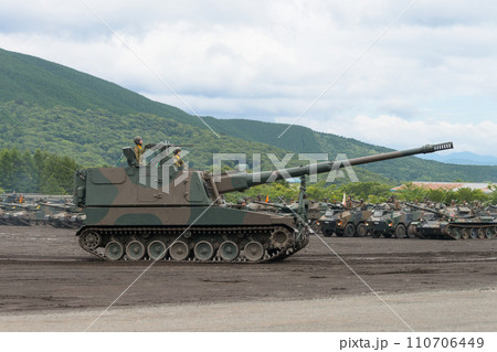 走行する陸上自衛隊99式自走155mm榴弾砲 走行する陸上自衛隊99式自走155mm榴弾砲 110706449