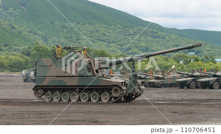 走行する陸上自衛隊99式自走155mm榴弾砲 走行する陸上自衛隊99式自走155mm榴弾砲 110706451