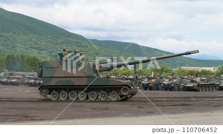 走行する陸上自衛隊99式自走155mm榴弾砲 走行する陸上自衛隊99式自走155mm榴弾砲 110706452