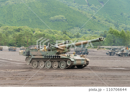 走行する陸上自衛隊203mm自走榴弾砲 110706644
