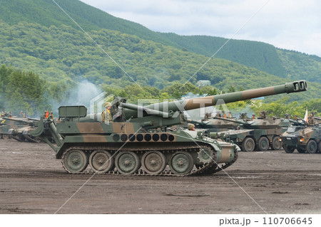 走行する陸上自衛隊203mm自走榴弾砲 110706645