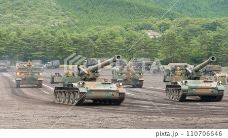 走行する陸上自衛隊203mm自走榴弾砲と87式砲側弾薬車 110706646