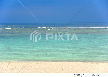透明でエメラルドグリーンが綺麗な沖縄の海 透明でエメラルドグリーンが綺麗な沖縄の海 110707627