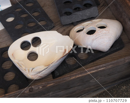 碁石をくり抜いた黒石とハマグリ 碁石をくり抜いた黒石とハマグリ 110707729