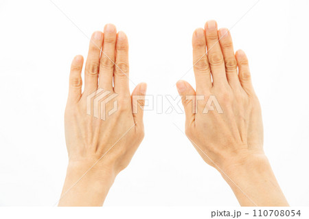 ミドル女性の手 110708054