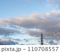 青い空と雲と鉄塔のある自然の風景 110708557