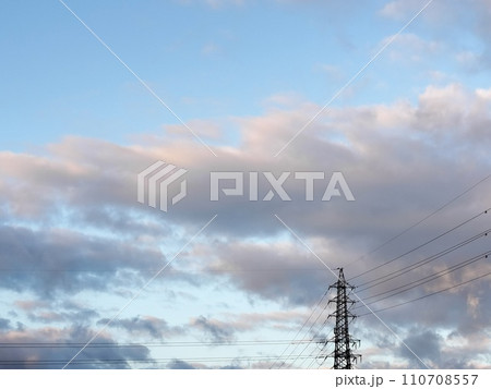 青い空と雲と鉄塔のある自然の風景 青い空と雲と鉄塔のある自然の風景 110708557