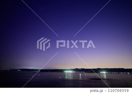 山の向こうに沈む夕日 110709359