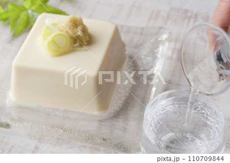 冷ややっこ　日本酒　冷酒 110709844