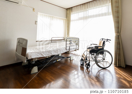 介護施設　車椅子　ベッド 110710185