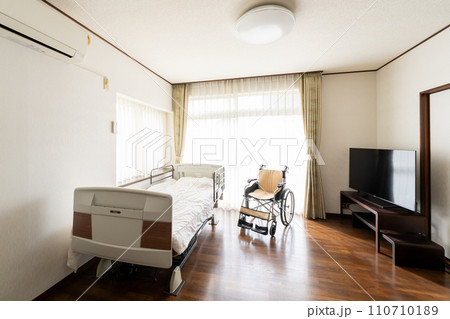 介護施設　車椅子　ベッド 110710189