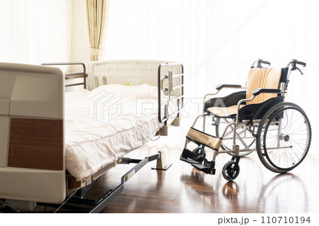 介護施設　車椅子　ベッド 110710194