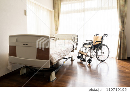 介護施設　車椅子　ベッド 110710196