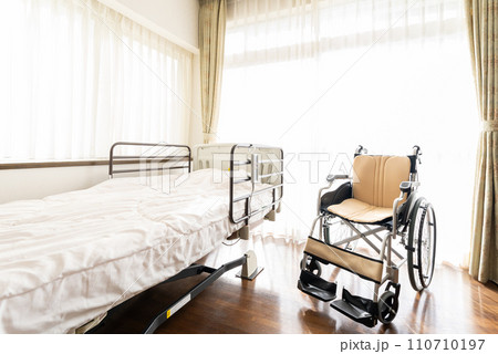 介護施設　車椅子　ベッド 110710197