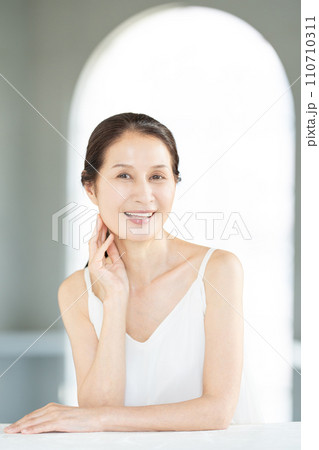スキンケアをするミドル女性 110710311