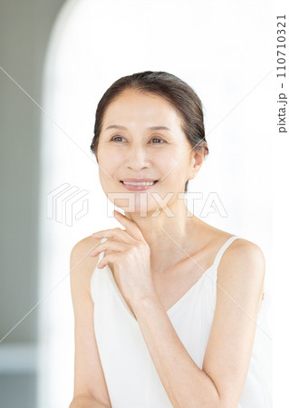 スキンケアをするミドル女性 110710321