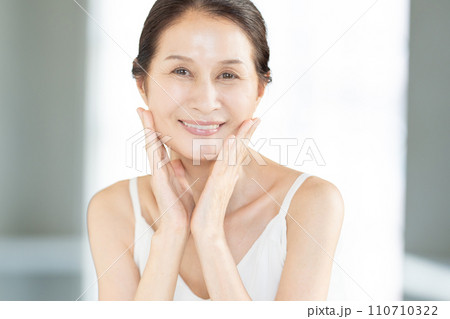 スキンケアをするミドル女性 110710322