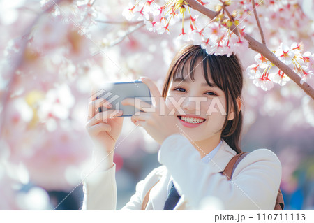 桜の木の下でスマホを見る高校生「AI生成画像」 桜の木の下でスマホを見る高校生「AI生成画像」 110711113