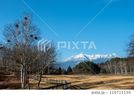 紅葉が終わり冠雪の御嶽山を望む初冬の開田高原　 110711139