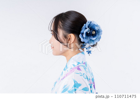 浴衣の若い女性 110711475