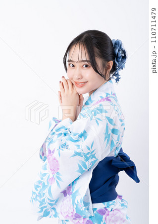 浴衣の若い女性 浴衣の若い女性 110711479