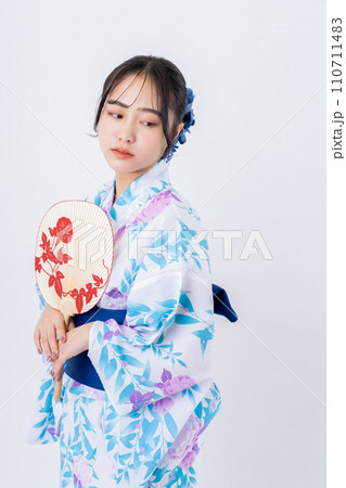 浴衣の若い女性 110711483