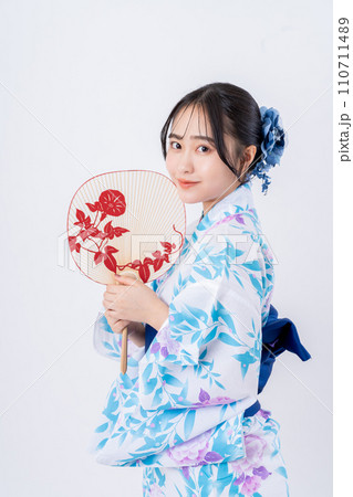 浴衣の若い女性 浴衣の若い女性 110711489