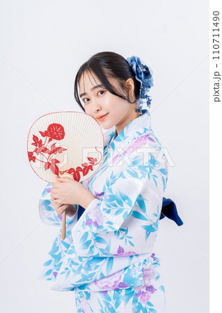 浴衣の若い女性 浴衣の若い女性 110711490