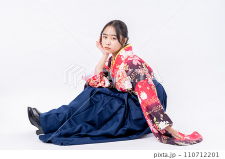 袴姿の若い女性 110712201