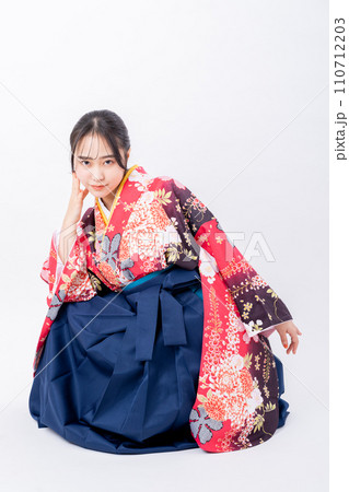 袴姿の若い女性 袴姿の若い女性 110712203