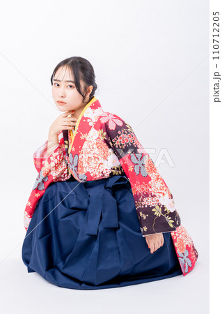 袴姿の若い女性 袴姿の若い女性 110712205