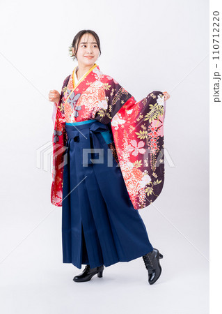 袴姿の若い女性 袴姿の若い女性 110712220
