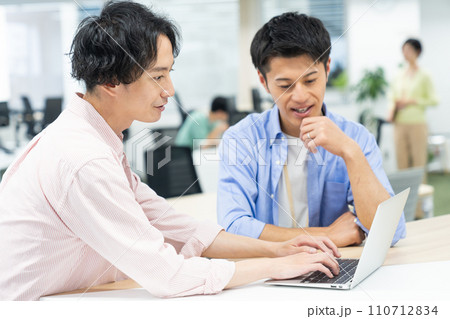 オフィスで働くミドルの男性 オフィスで働くミドルの男性 110712834