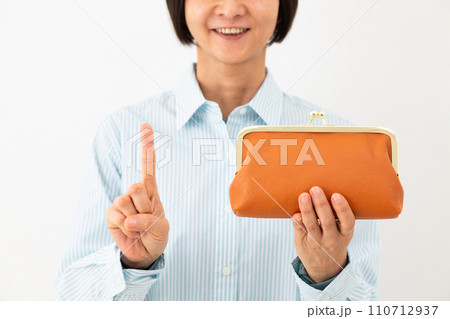 財布を持って人差し指を立てるミドル女性 財布を持って人差し指を立てるミドル女性 110712937