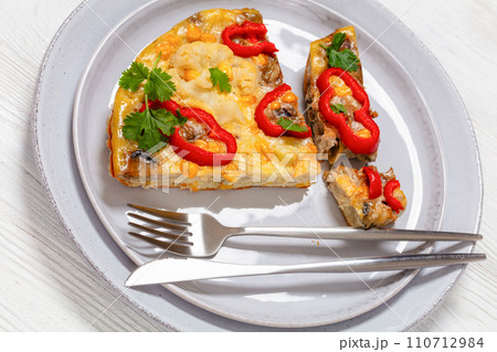 omelette with vegetables in a plate, top view 110712984