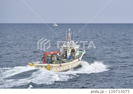 冬の北海道八雲町落部港から出漁する漁船の風景を撮影 110713075