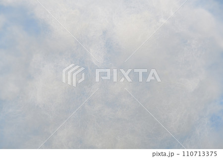 綿花と和紙による雲の中イメージの背景素材 綿花と和紙による雲の中イメージの背景素材 110713375