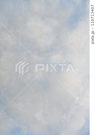 綿花と和紙による雲の中イメージの背景素材 綿花と和紙による雲の中イメージの背景素材 110713407